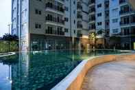 สระว่ายน้ำ Comfy Apartment At 2Br Signature Park Grande