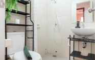 Toilet Kamar 6 Homey Rustic 2Br Apartment At Signature Park Grande