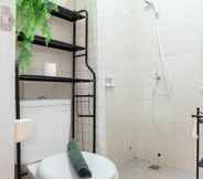 In-room Bathroom 6 Homey Rustic 2Br Apartment At Signature Park Grande