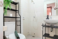 Toilet Kamar Homey Rustic 2Br Apartment At Signature Park Grande