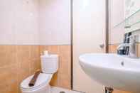 Toilet Kamar Spacious And Comfy Studio At Tamansari Sudirman Apartment