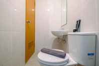 Toilet Kamar Nice And Elegant 1Br At Royal Heights Apartment