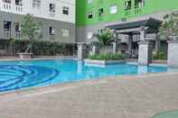 สระว่ายน้ำ Comfort And Homey 2Br At Green Pramuka City Apartment