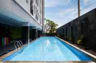 Kolam Renang Cozy Living Studio Apartment At Puri Mas