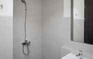Phòng tắm bên trong 6 Comfortable And Simply Studio At Bintaro Icon Apartment