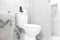 Toilet Kamar Cozy Studio Apartment At Grand Asia Afrika