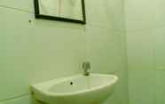 Toilet Kamar 7 Comfy Studio Apartment At Aeropolis Residence Near Soetta