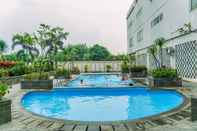 Swimming Pool Cozy Living Apartment Studio Room At Margonda Residence 3
