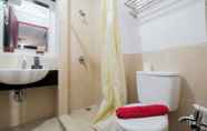 Phòng tắm bên trong 5 Comfort Living Studio Apartment At Mangga Dua Residence