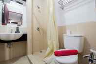 Phòng tắm bên trong Comfort Living Studio Apartment At Mangga Dua Residence