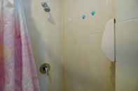 Toilet Kamar Simple And Comfort Studio Apartment At Mangga Dua Residence