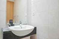 Toilet Kamar Stunning 2Br Apartment At The Mansion Kemayoran Near Jiexpo