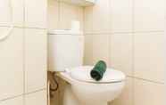 Toilet Kamar 2 Cozy Studio At Springlake Summarecon Bekasi Apartment