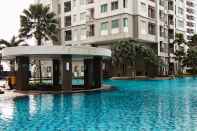 สระว่ายน้ำ Strategic And Comfy 2Br Apartment At Thamrin Residence