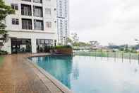 Swimming Pool Comfortable And Simply Studio At Serpong Greenview Apartment