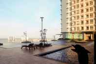 Kolam Renang Comfort And Elegant 1Br Green Bay Condominium Apartment