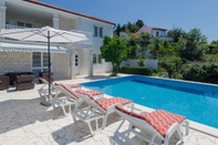 Swimming Pool Holiday Villa Perna with Swimming Pool