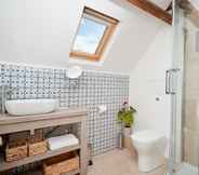 In-room Bathroom 3 Lovely Quiet Cottage in Kemerton!