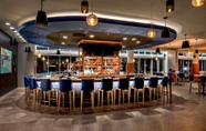 Quầy bar, cafe và phòng lounge 4 SpringHill Suites by Marriott Boston Logan Airport Revere Beach