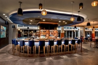 Quầy bar, cafe và phòng lounge SpringHill Suites by Marriott Boston Logan Airport Revere Beach