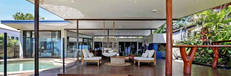 Lobby Absolute Beachfront House with Private Pool
