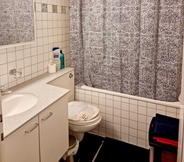 Toilet Kamar 3 Entire Flat Close to Airport, Train, Center for 7