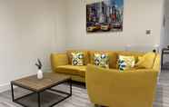 Ruang Umum 7 Home From Home New York Inspired 3 Bed Apartment