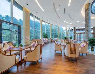 Lobi 2 Howard Johnson By Wyndham Lake Serenity Hotel Neijiang