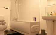 In-room Bathroom 4 Livestay - 2 Bed Apartment Free Parking Heathrow