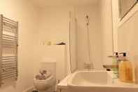 Toilet Kamar Livestay - 3 bed Apt With Balcony Near Heathrow