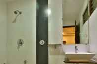 In-room Bathroom Hotel Kamran Palace