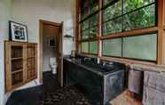 Toilet Kamar 7 Exceptional 9BR Incredible Jungle View, River Access