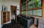 Toilet Kamar 7 Exceptional 9BR Incredible Jungle View, River Access