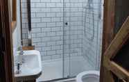 Toilet Kamar 6 Bespoke 1 Bed Cottage in Dunbeath Village