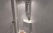 In-room Bathroom 7 Beautiful Independent Apartment in London, UK