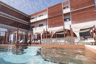 Swimming Pool Cabana Blu Hotel & Suites