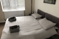 Bedroom Lovely 2-bed Apartment in Solihull