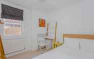 Kamar Tidur 7 Bright and Airy 3 Bedroom Maisonette in South London