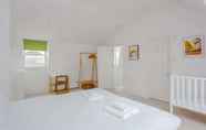 Kamar Tidur 5 Bright and Airy 3 Bedroom Maisonette in South London