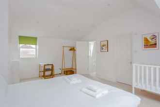 Kamar Tidur 4 Bright and Airy 3 Bedroom Maisonette in South London