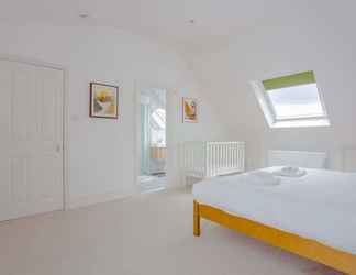 ห้องนอน 2 Bright and Airy 3 Bedroom Maisonette in South London