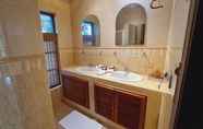 In-room Bathroom 4 Welcome to our Oasis The Beautiful Bungalow Yellow