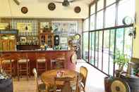 Bar, Kafe dan Lounge Welcome to our Oasis The Beautiful Bungalow Yellow