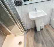 Toilet Kamar 7 Exquisite Serviced Studio With Private Parking