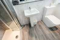 Toilet Kamar Exquisite Serviced Studio With Private Parking