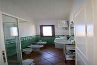 Toilet Kamar Le Dimore di Nettuno 4 With Pool