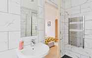 Toilet Kamar 6 Urban Heights - two Bedroom two Bathroom Loft Style Apartment - Fast Wifi