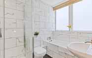 Toilet Kamar 5 Urban Heights - two Bedroom two Bathroom Loft Style Apartment - Fast Wifi