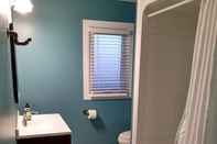 Toilet Kamar Toronto Furnished Living- Niagara Falls