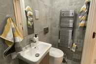 Toilet Kamar Modern 2 Bed Apartment With Juliet Balcony - DHB Stays